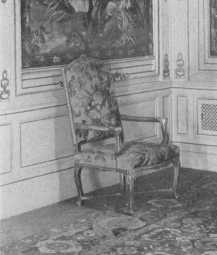 Rare Louis XIV chair, showing the characteristic
underbracing